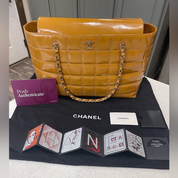 CHANEL Quilted Patent Leather Tote - Picture 2 of 14